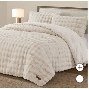 FRYE 3-piece Faux Fur Comforter Set. Cream Color Size Queen